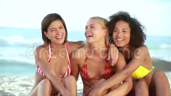 三个微笑的女孩互相拥抱视频的预览图