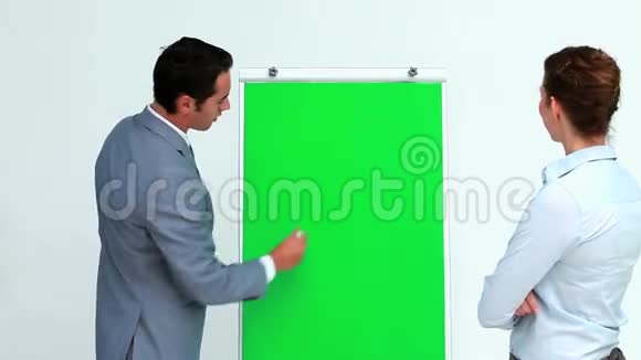 穿西装的男人在黑板上解释视频的预览图