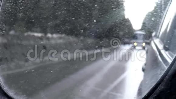 冬天的路汽车的移动视频的预览图