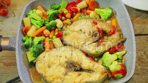 在平底锅中用蔬菜烤鱼用酱汁烤视频的预览图