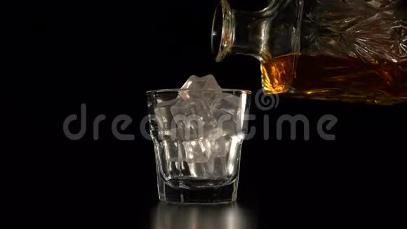 水晶装饰器和带威士忌的玻璃杯视频的预览图
