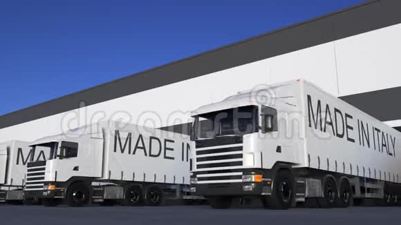 货运半卡车在拖车上装载或卸载带有意大利标题的重量视频的预览图