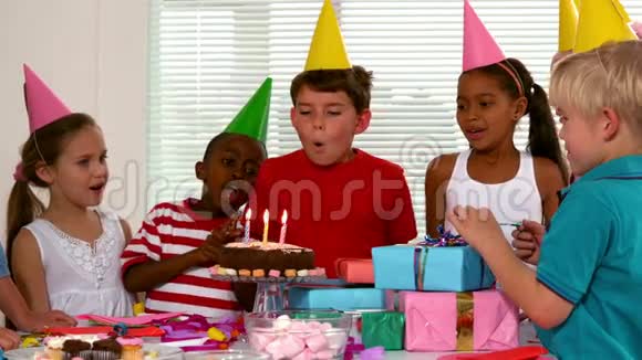 可爱的小朋友庆祝生日视频的预览图