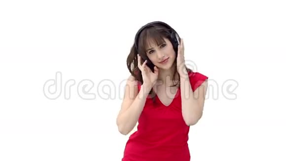 女人一边听音乐一边抱着头视频的预览图