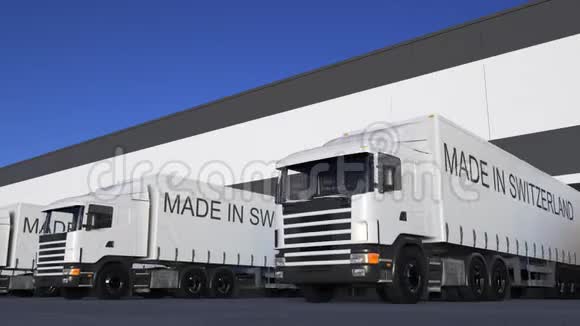 货运半卡车带有SWITZERLAN的标记在拖车上装卸视频的预览图