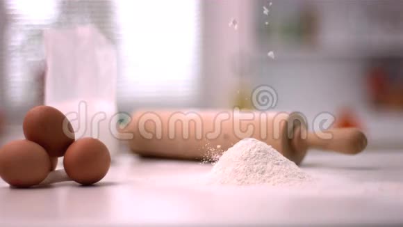 厨房柜台上用烘焙工具喷洒面粉视频的预览图