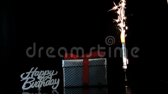 在礼物旁边燃烧着火花生日快乐视频的预览图