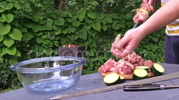 手在扦子上捅肉和菜块烧烤火灾视频的预览图