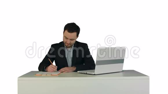 人类用白色笔记本电脑在纸上书写视频的预览图