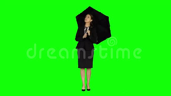 女商人在绿色的屏幕上戴着雨伞视频的预览图