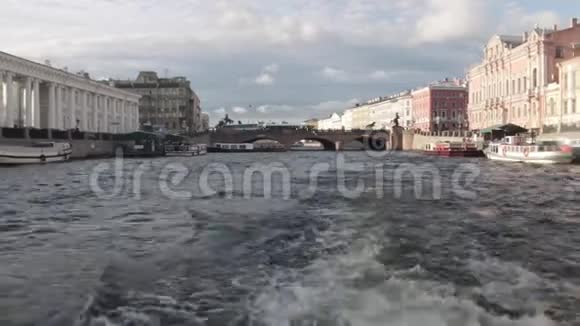 乘船游览圣彼得堡的河流和沙内尔岛游客在船上拍照夏天的圣彼得堡视频的预览图