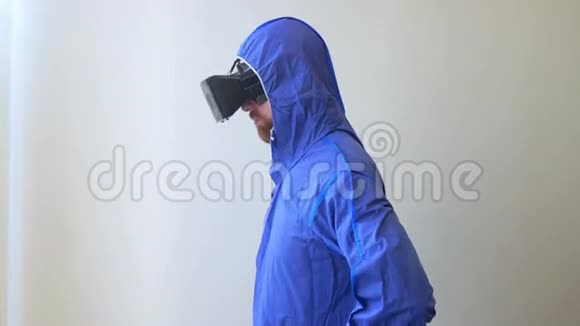 一个戴着虚拟现实面具的人环顾四周操纵周围的环境视频的预览图