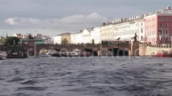 乘船游览圣彼得堡的河流和沙内尔岛游客在船上拍照夏天的圣彼得堡视频的预览图