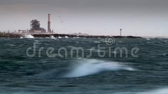 风暴期间靠近海洋的电站视频的预览图