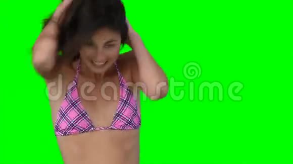 一个微笑的女人穿着比基尼跳来跳去视频的预览图