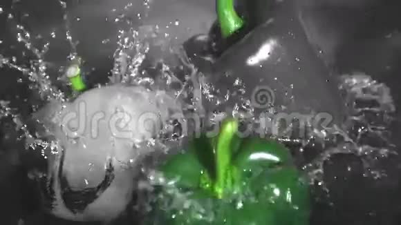 三个辣椒掉在水里呈阴性视频的预览图