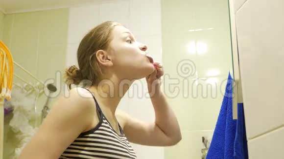 少女刷牙4K视频的预览图