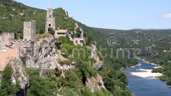 古老的堡垒阿伊古AZE俯瞰河ArdA切在法国视频的预览图