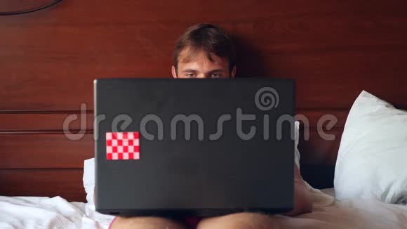 女人试图勾引男人在床上用笔记本电脑工作这个女孩在男朋友面前脱下内衣视频的预览图