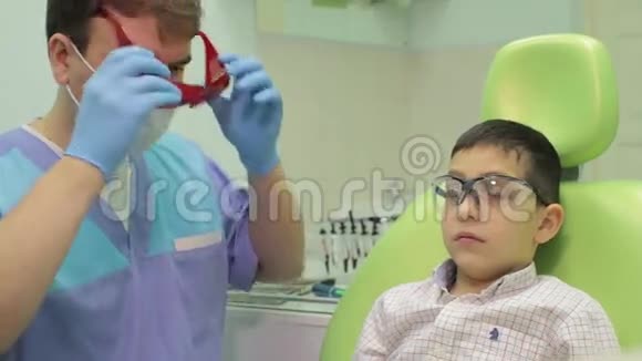 在牙医外科做检查的小男孩病人躺在检查椅上视频的预览图