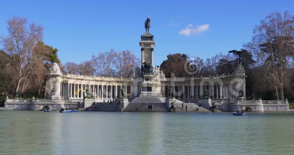 雷蒂公园晴天主要纪念碑池塘景观4k西班牙马德里视频的预览图
