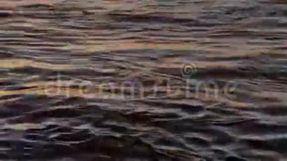 日落时的水反射4k视频视频的预览图