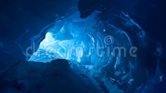 蓝色冰洞慢镜头4K镜头视频的预览图