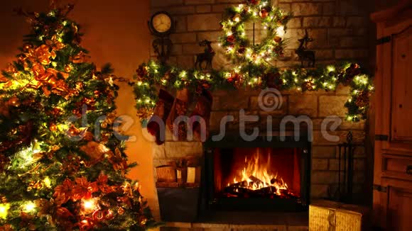 在舒适可爱的圣诞树新年装饰诺尔房里4k的柴火火焰燃烧壁炉回路令人着迷视频的预览图