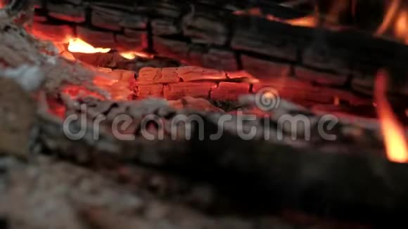 在火里燃烧煤视频的预览图
