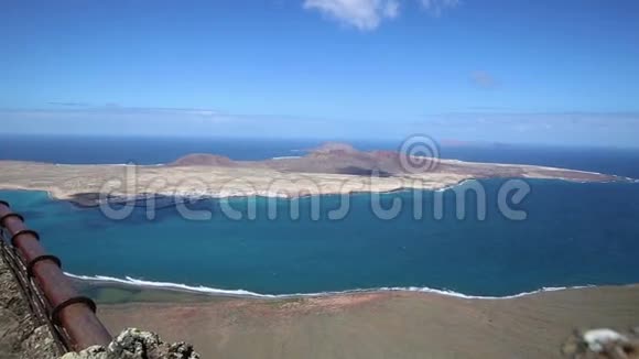 从兰萨罗特的里约维斯塔岛上俯瞰火山海岸线和格拉西萨岛的美景视频的预览图