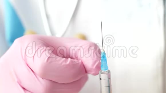 医生用一次性注射器取药视频的预览图