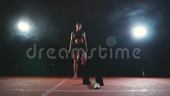 深色背景的职业女运动员在视频的预览图