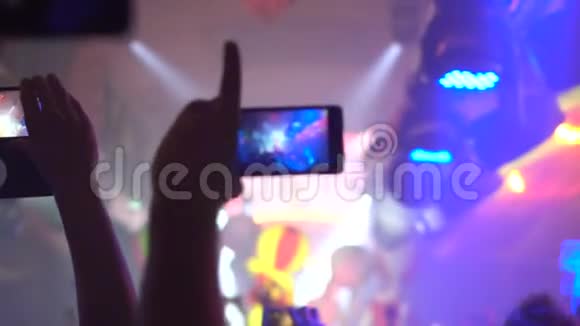 男人用智能手机录制音乐会视频的预览图