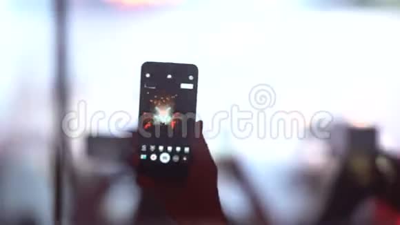 男人用智能手机录制音乐会视频的预览图