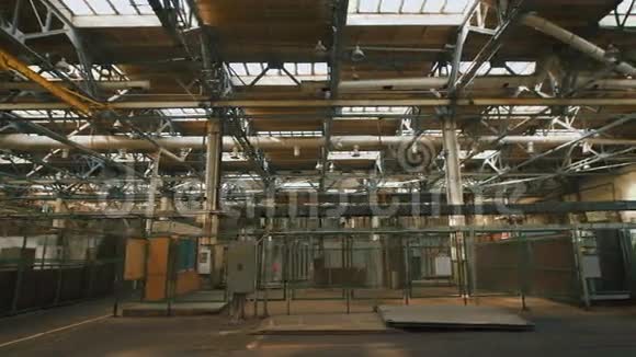 生产前提具有较高的天花板和大量的工业设备遍布全国很多金属视频的预览图