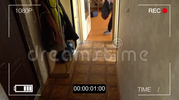 监控摄像头拍到抢劫犯戴着面具带着一袋赃物逃跑视频的预览图