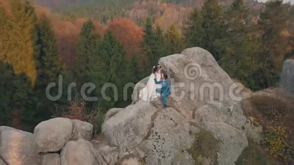 新婚夫妇站在山的高坡上新郎和新娘审判意见视频的预览图