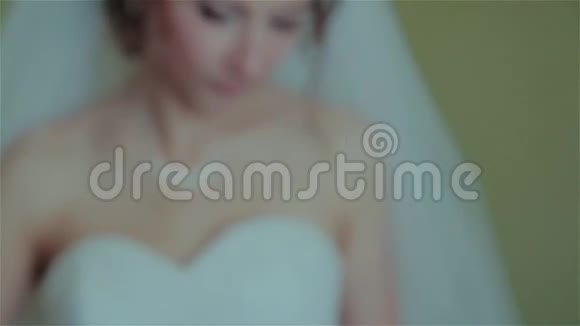 温柔美丽的新娘肖像视频的预览图
