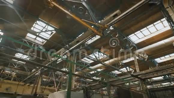 生产前提具有较高的天花板和大量的工业设备遍布全国很多金属视频的预览图