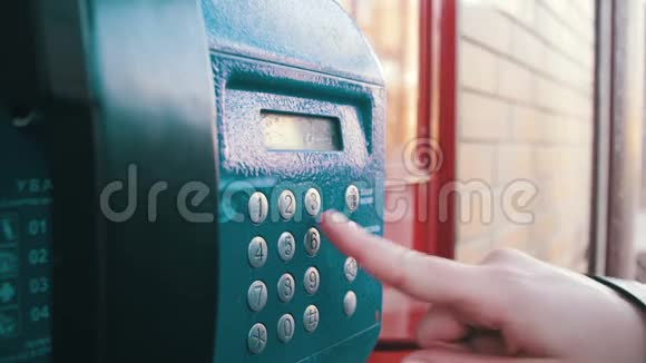 旧的老式的蓝色电话电话亭里有数字按钮视频的预览图