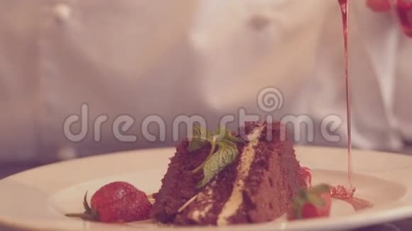 厨师把糖浆倒在巧克力甜点上视频的预览图