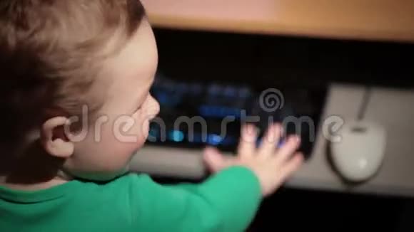 两岁的男孩在玩键盘视频的预览图