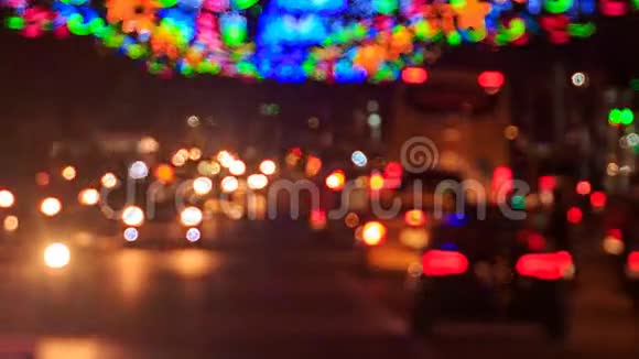 城市交通的彩色模糊离焦灯运动视频的预览图