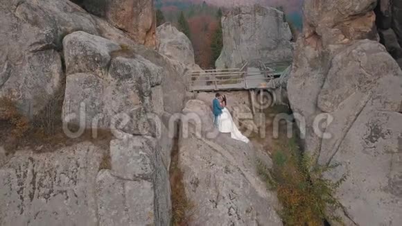 新婚夫妇站在山的高坡上新郎和新娘审判意见视频的预览图