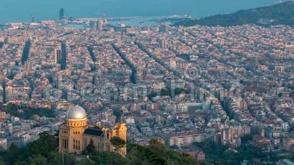 从提比达博山俯瞰巴塞罗那的全景加泰罗尼亚西班牙视频的预览图