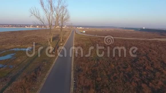 无人驾驶飞机在乡间公路上的空中视野视频的预览图