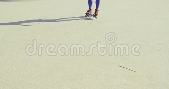 特写少女骑滑轮滑视频的预览图