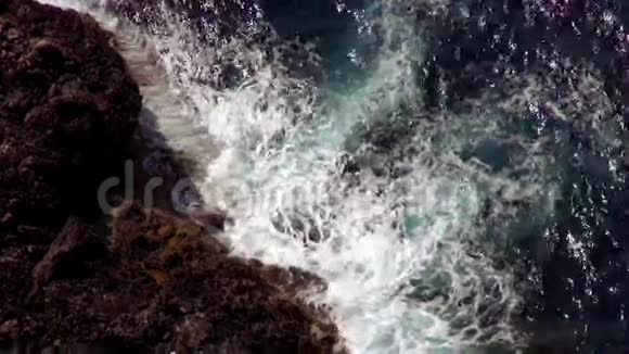空中拍摄的断崖海浪视频的预览图