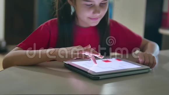 女孩青少年在平板电脑上玩汲取网络游戏女孩社交媒体平板电脑互联网慢进室内视频视频的预览图