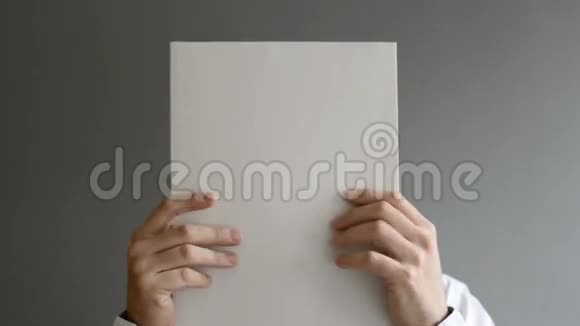 商人拿着一张空白的纸在他面前上面有复印的空间视频的预览图